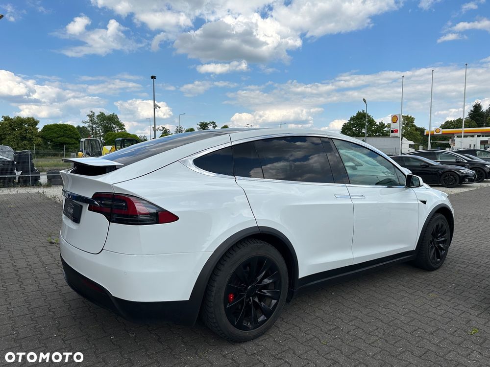 Tesla Model X - 5