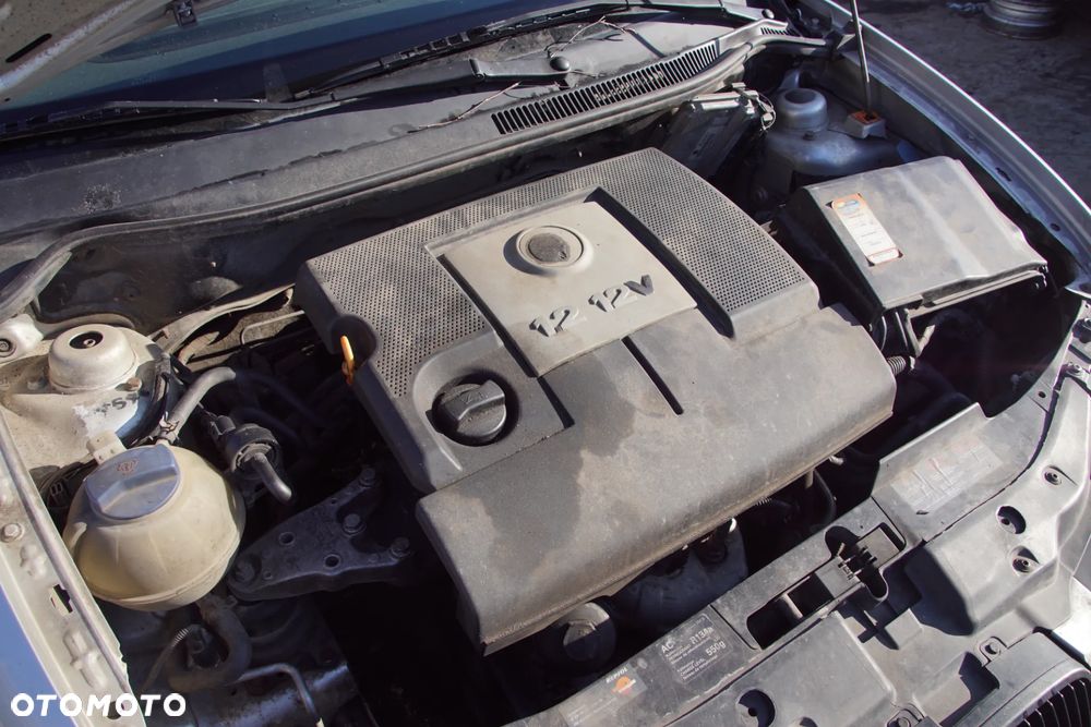 Auto na części - Seat Ibiza III 1.2 12V 64 KM AZQ GSB LS7N 2003R Silnik Skrzynia Drzwi Maska Klapa Zderzak Błotnik Szyba Lusterko Klamka Lampa Deska Kokpit Sterownik Moduł Czujnik Licznik Panel Kierownica - 17