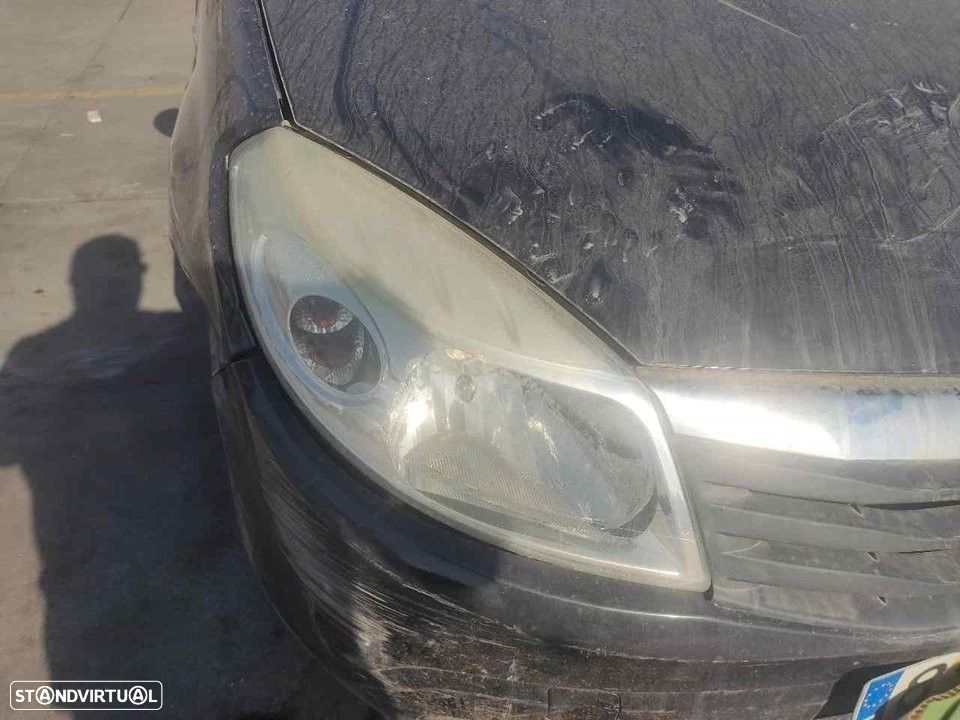 FAROL DIREITO DACIA SANDERO -8200733877 - 1