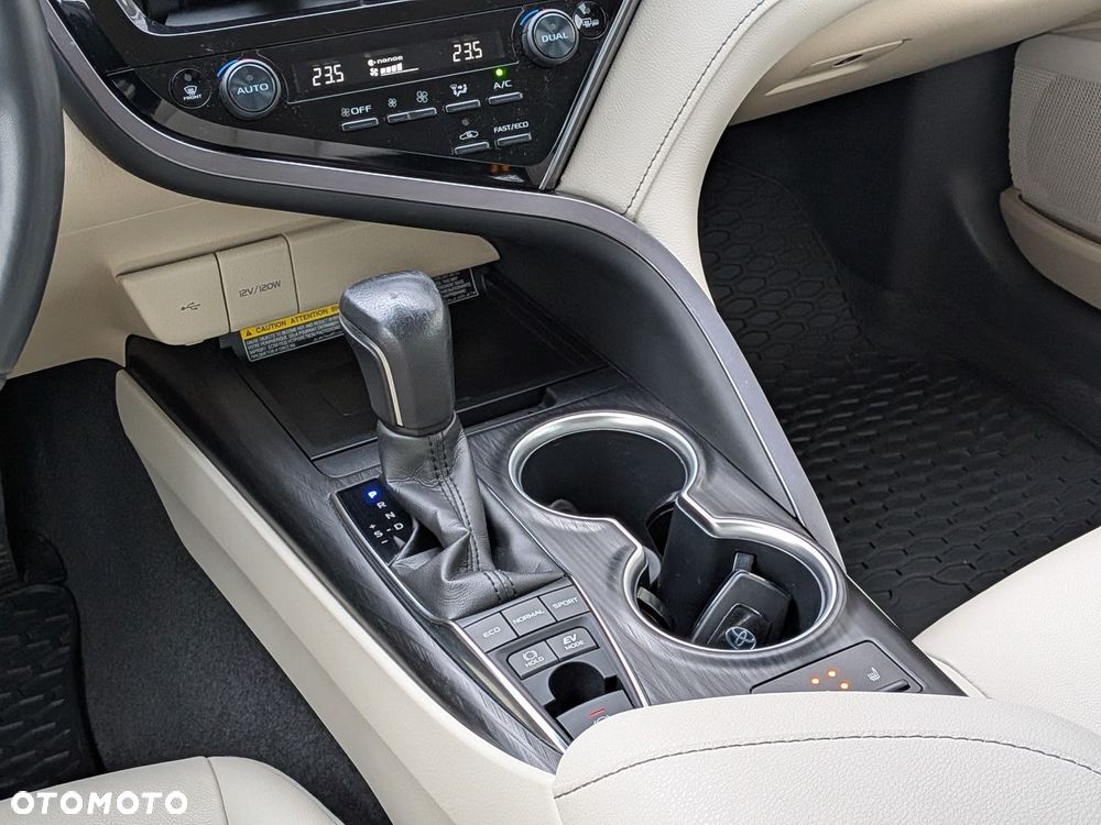 Toyota Camry 2.5 Hybrid Executive CVT - 23