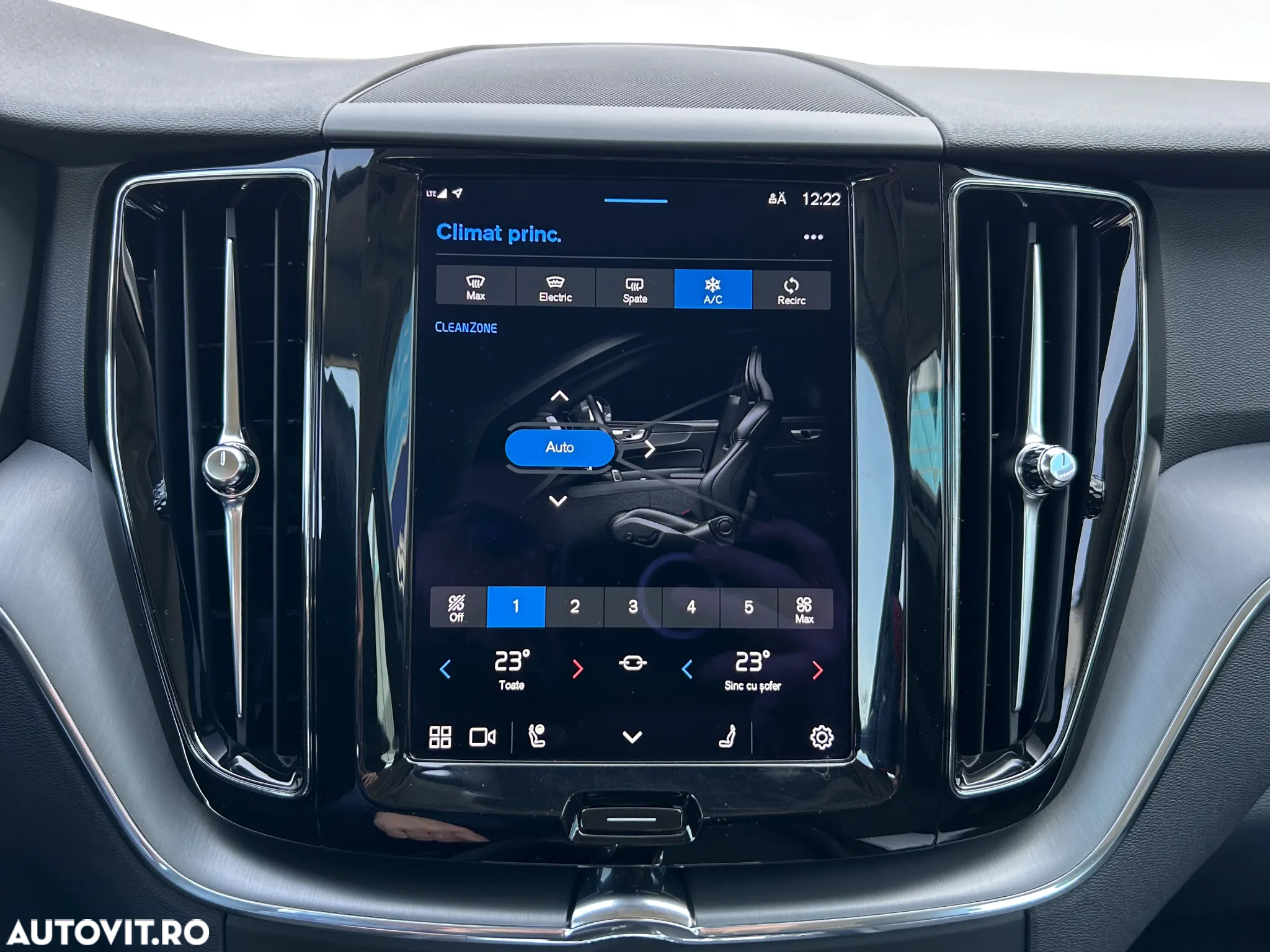 Volvo XC 60 B5 MHEV AT8 AWD Momentum Pro - 33
