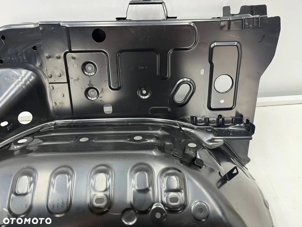 Poszycie Suzuki Jimny 4 IV 18r.- NOWY prawy przedni fartuch nadkola ćwiartka mocowanie akumulatora w - 4
