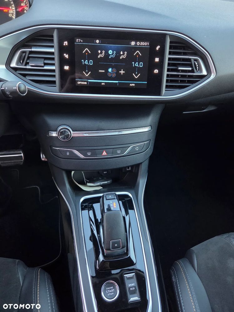 Peugeot 308 1.2 PureTech GPF Road Trip S&S EAT8 - 24