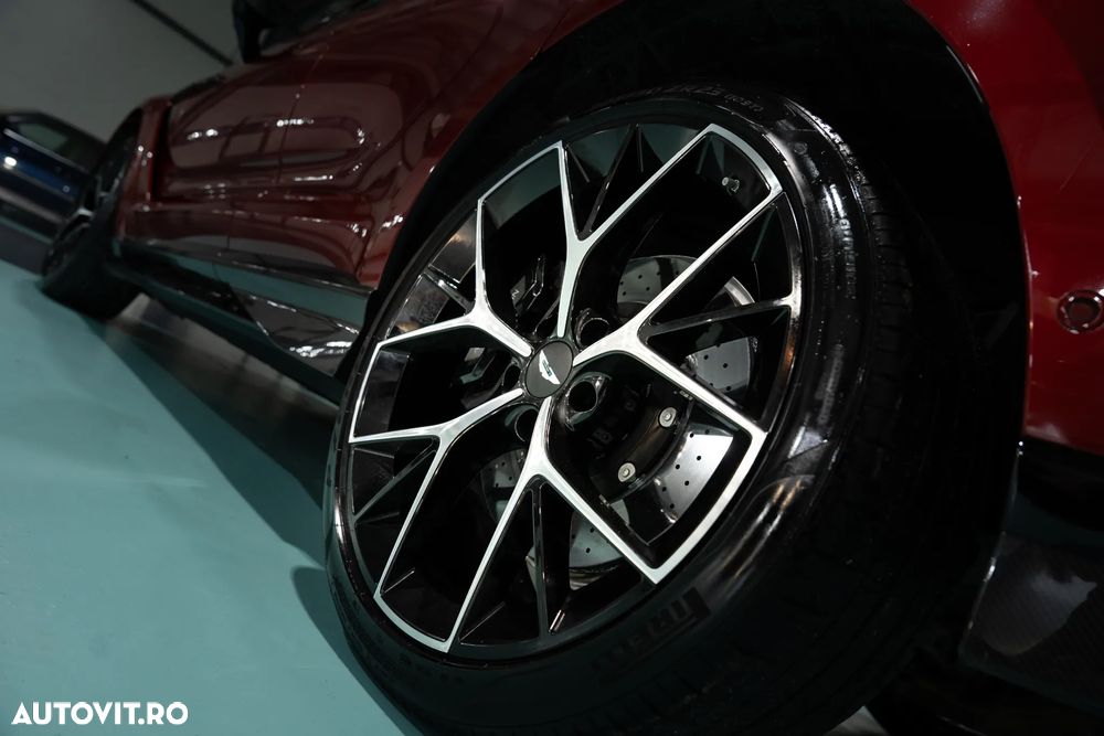 Aston Martin DBX - 8