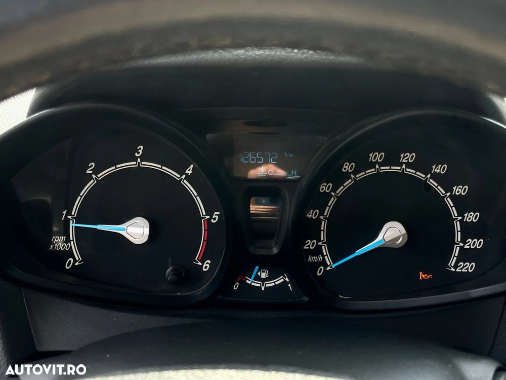 Ford Transit Courier - 13