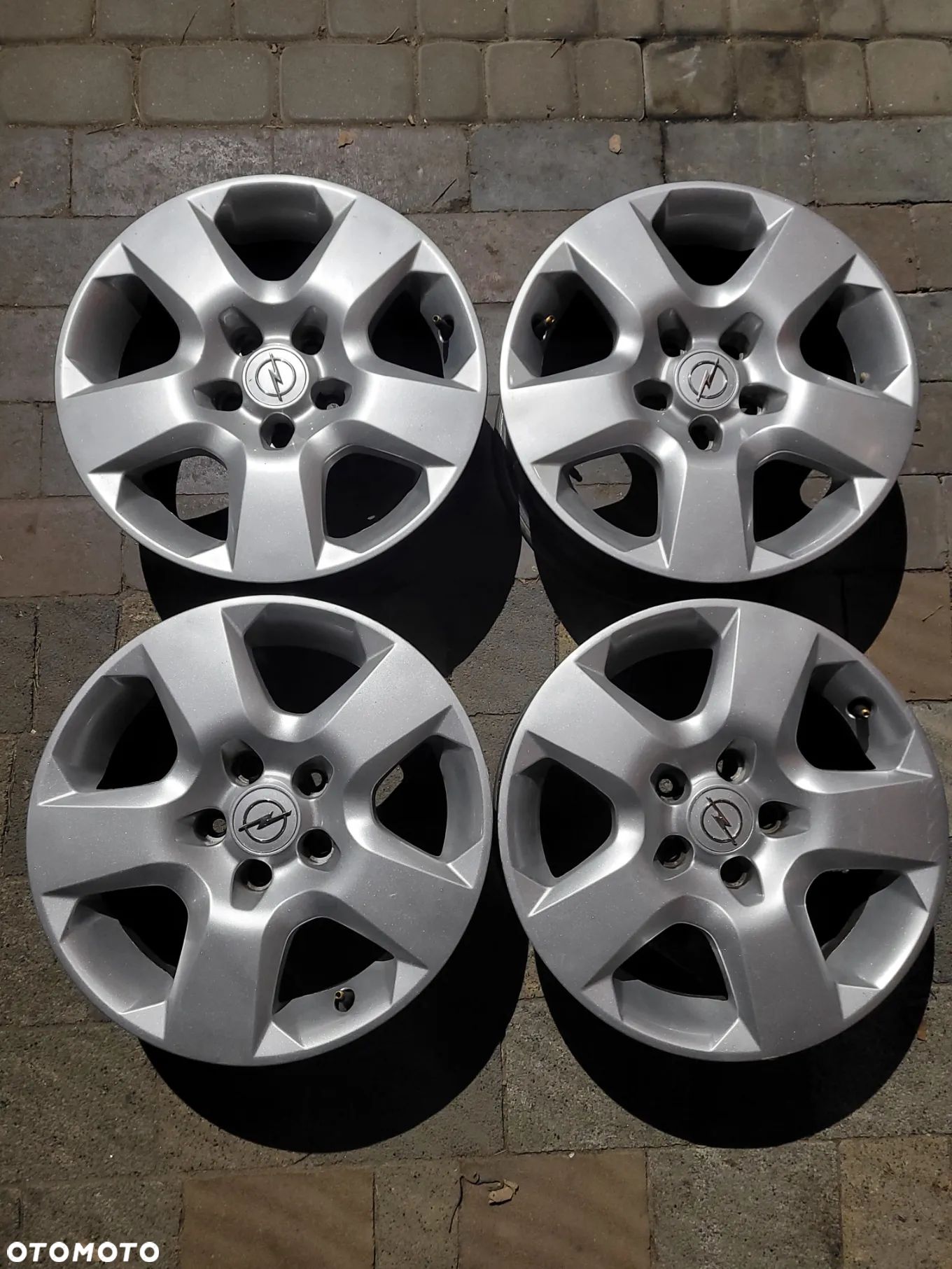 FELGI STALOWE 6.5Jx16 ET39 5x110 - STRUKTURALNE + KOŁPAKI - 1