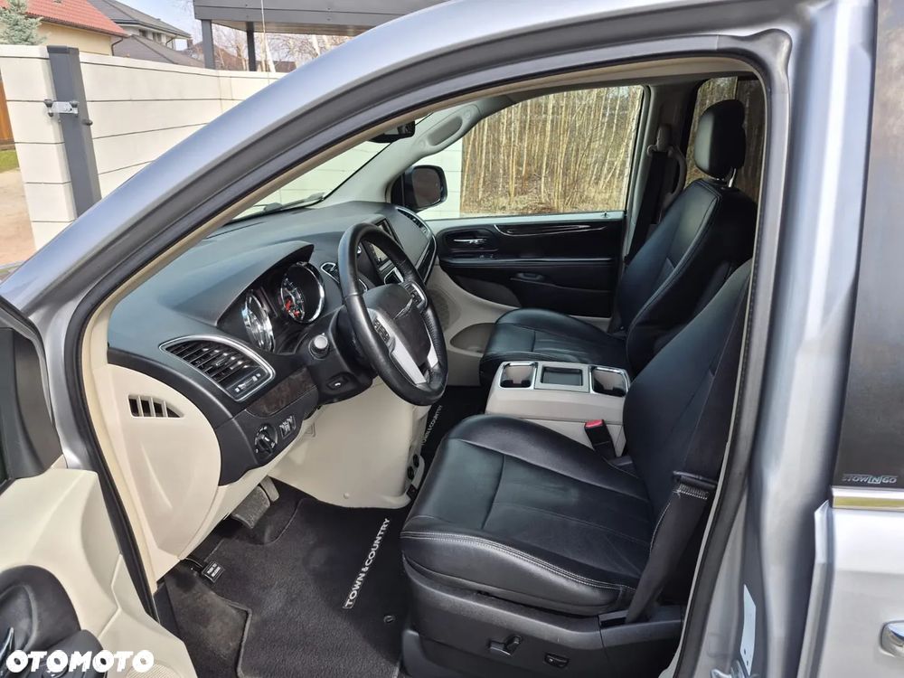 Chrysler Town & Country 3.6 Limited - 9