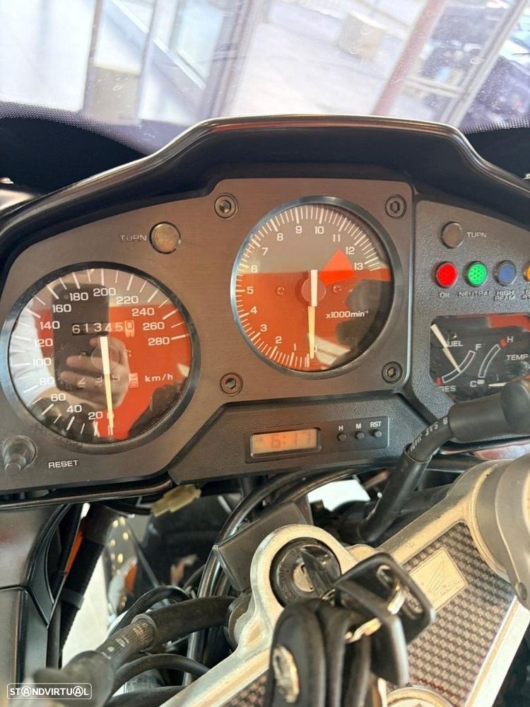 Honda VFR 750 F - 4