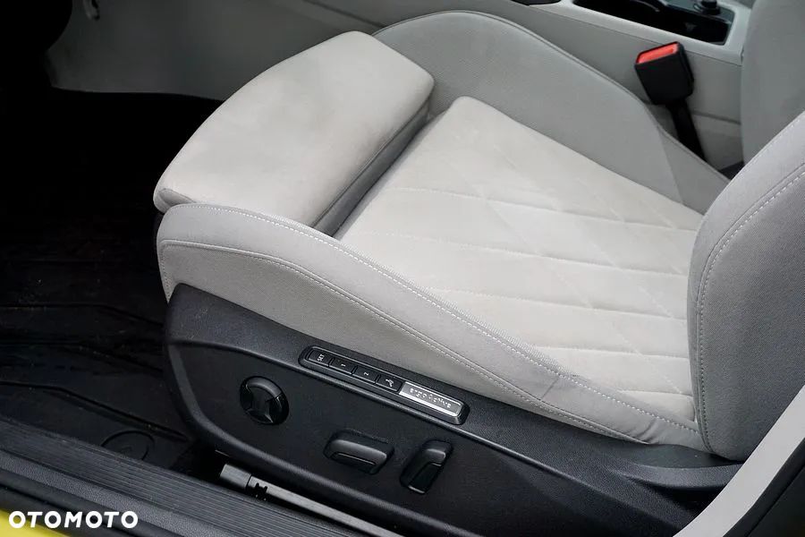 Volkswagen Golf - 22