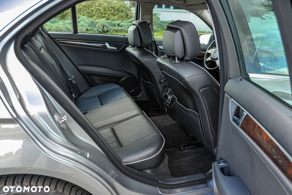 Mercedes-Benz Klasa C 350 BlueEff 4-Matic Elegance - 13