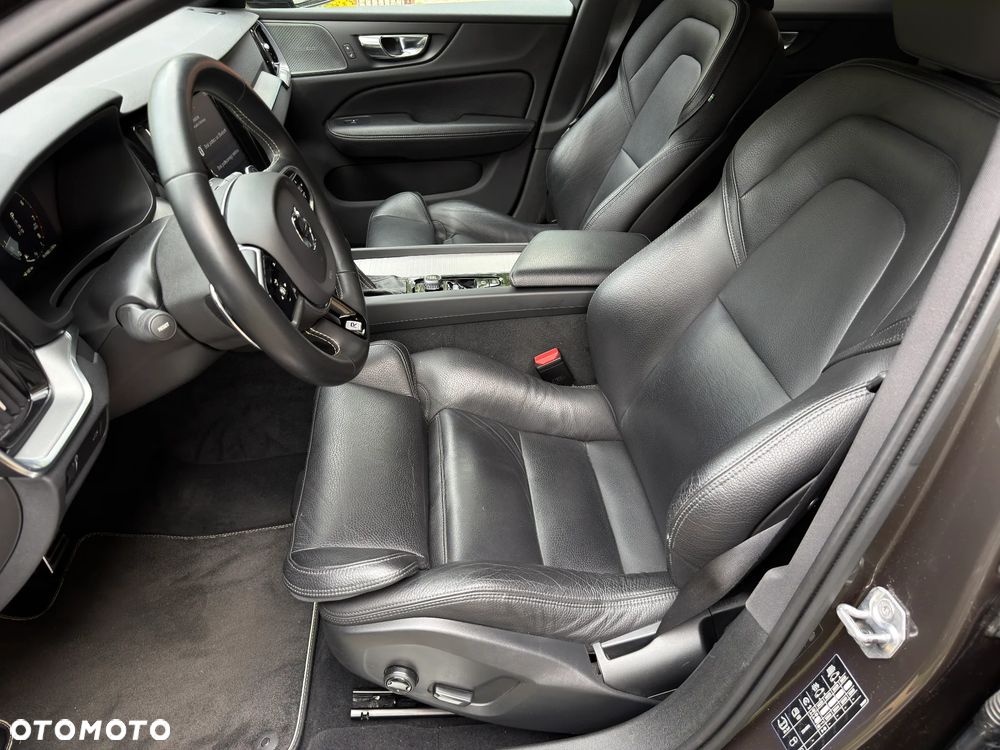Volvo V60 T6 AWD Geartronic R-Design - 24