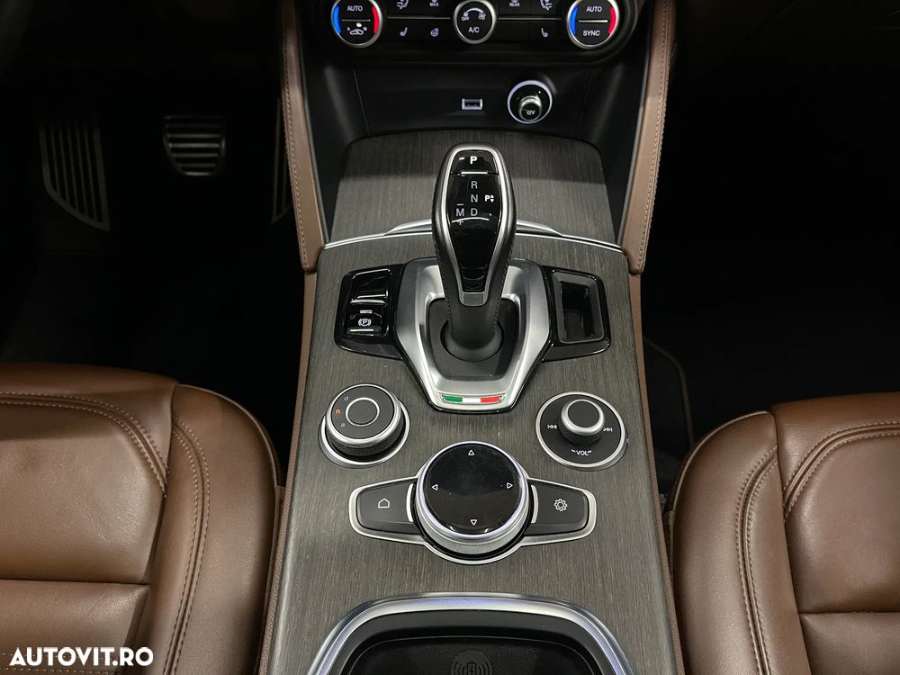 Alfa Romeo Stelvio 2.0 Turbo AWD AT8 Veloce - 27