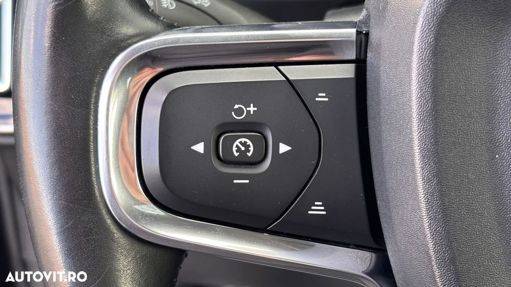Volvo XC 40 D4 AWD Geartronic Momentum Pro - 24