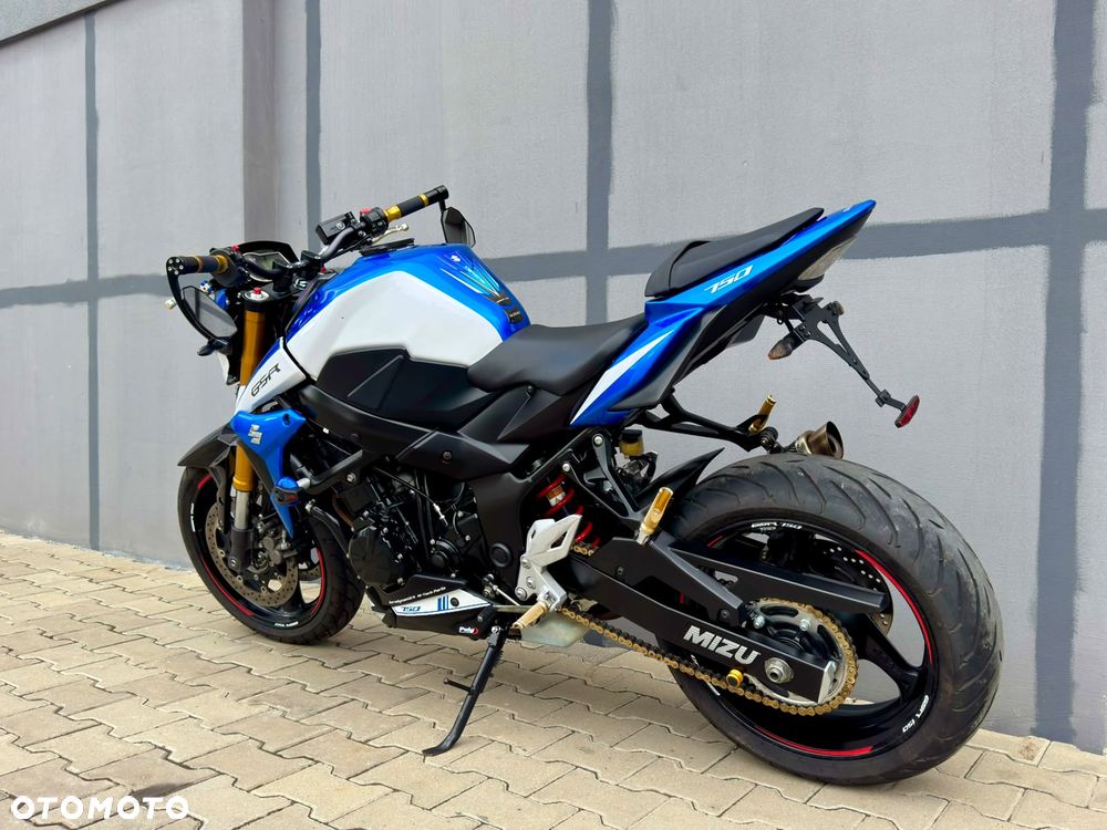 Suzuki GSR - 6