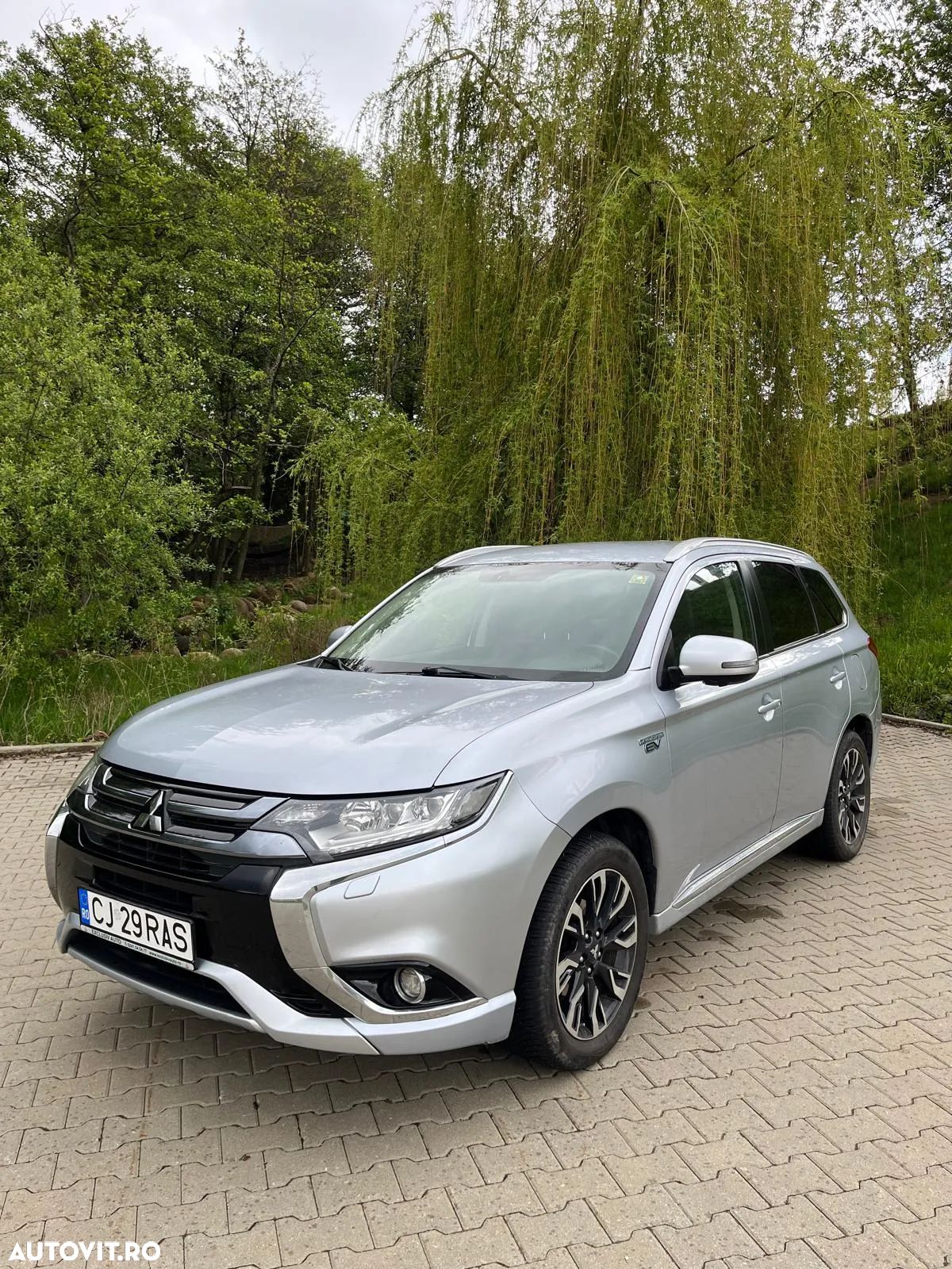 Mitsubishi Outlander - 1