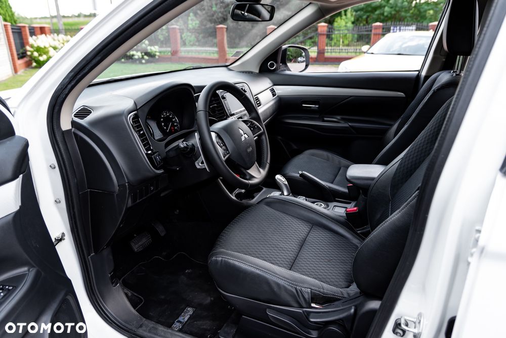 Mitsubishi Outlander Instyle NAVI + - 12