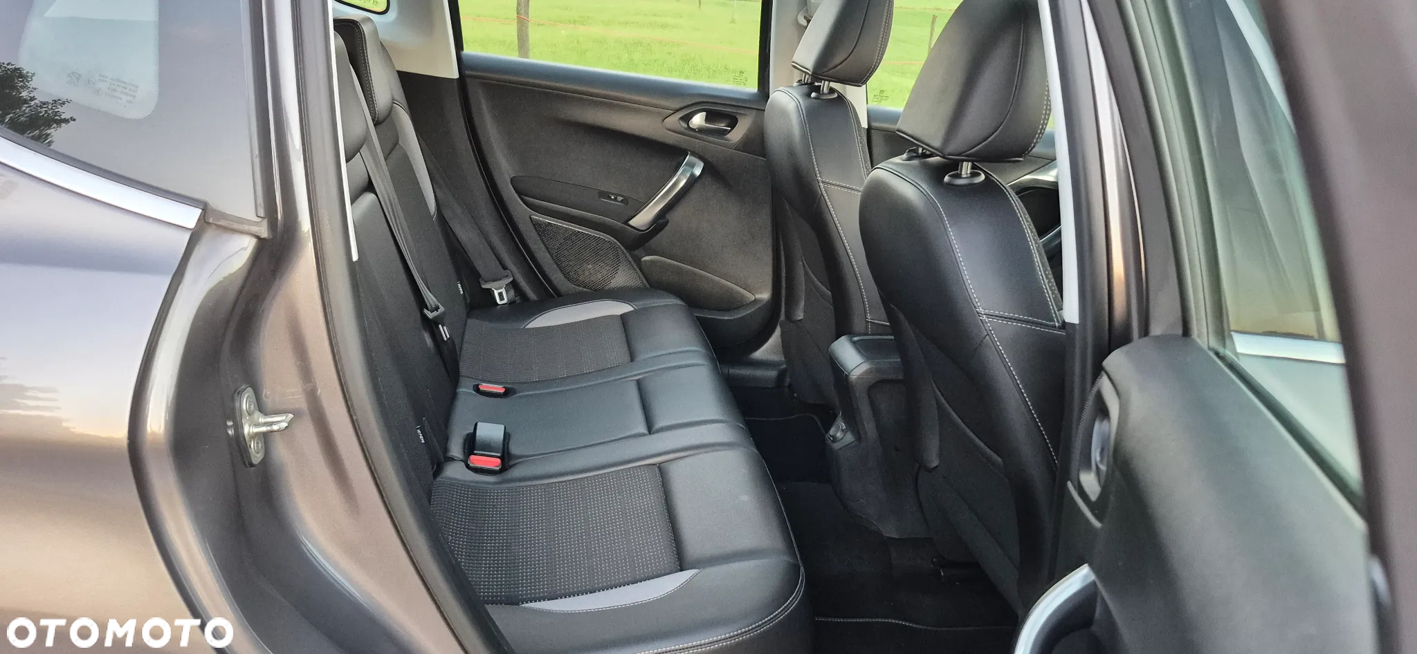 Peugeot 2008 1.6 e-HDi Allure S&S - 12