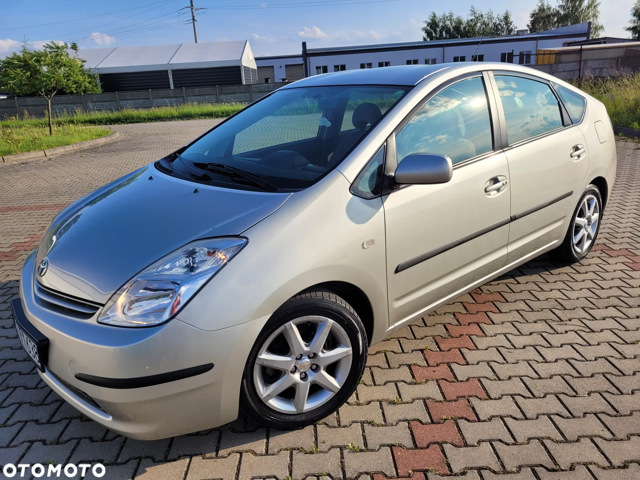Toyota Prius (Hybrid) - 3