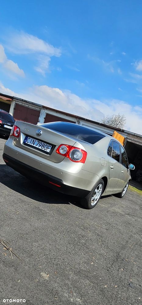 Volkswagen Jetta 1.6 Comfortline - 4