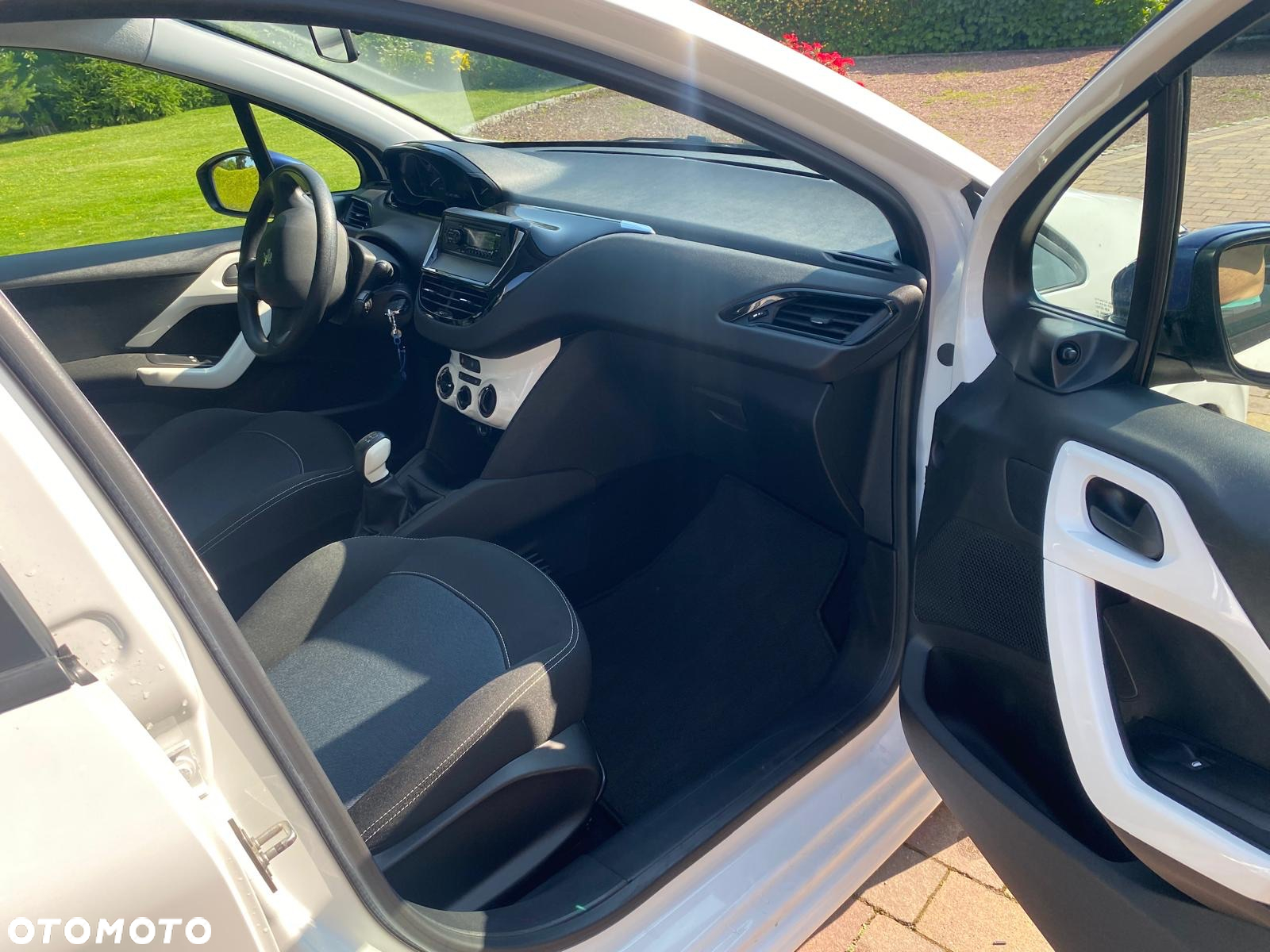 Peugeot 208 - 8