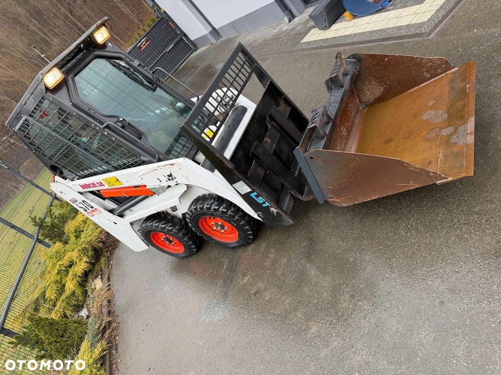 Bobcat S70 Mini-ładowarka 4x4 wózek terenowy. Łyżka widły. Kabina ogrzewana pełne szkło + drzwi ! aktualne serwisy DEKRA. Dokumentacja. silnik Kubota 3cyl. Maszyna Jak Nowa z Salonu! Pochodzi z Norweskiego Gospodarstwa! 2019 rok 715 mtg! Zero luzów i wycieków. Bardzo mocna i wydajna maszyna o małych gabarytach! Wąskie koła. Idealna do stajni. OKAZJA TANIO - 2