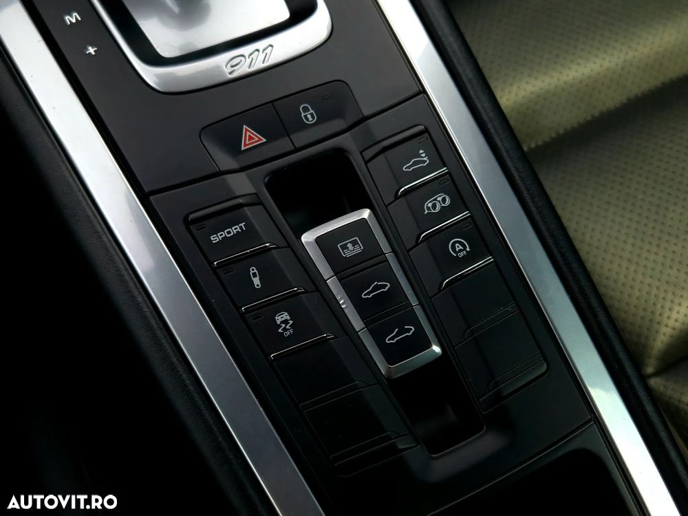 Porsche 911 Carrera 4 PDK - 11