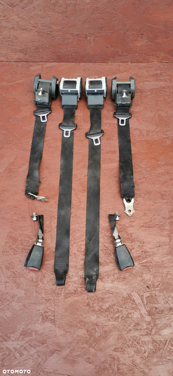 BMW E36 KPL. ORYGINALNYCH PASÓW BEZPIECZEŃSTWA DO NADWOZIA CARIO O NR. 8 119 133 OEM