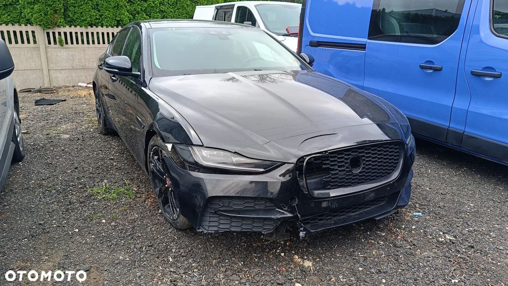 Jaguar XE 2.0 D180 R-Dynamic HSE - 2