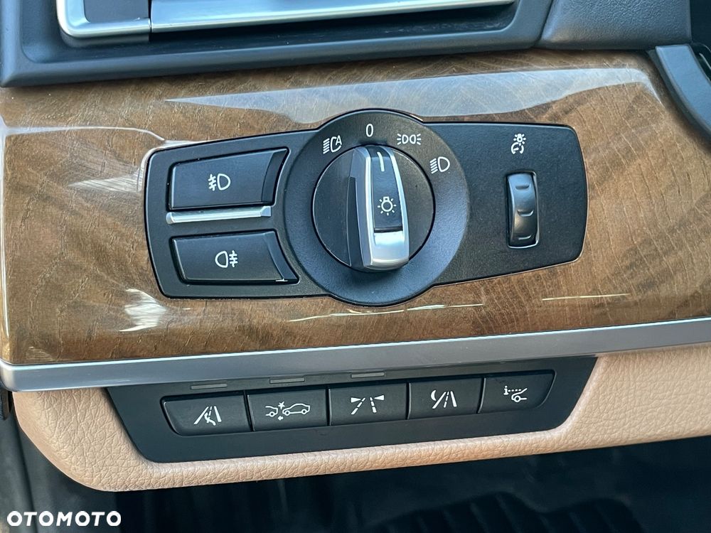 BMW Seria 7 750i L xDrive - 30