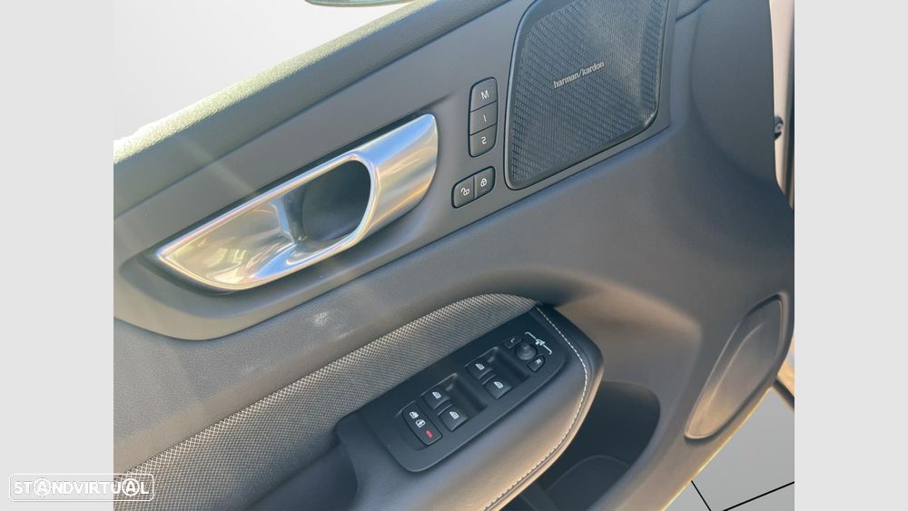 Volvo XC 60 2.0 T6 PHEV Plus Dark AWD - 11