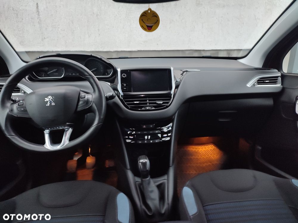 Peugeot 208 - 8