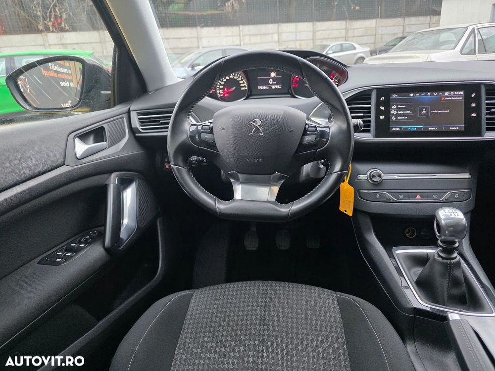Peugeot 308 1.2 L PureTech Turbo S&S Allure - 18