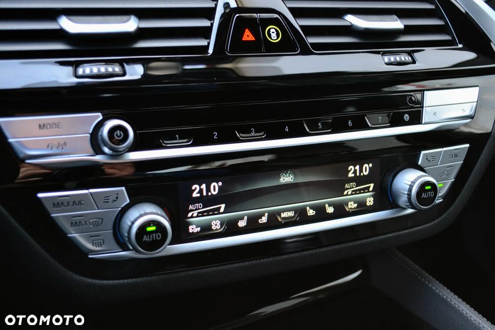 BMW Seria 5 M550i xDrive sport - 38