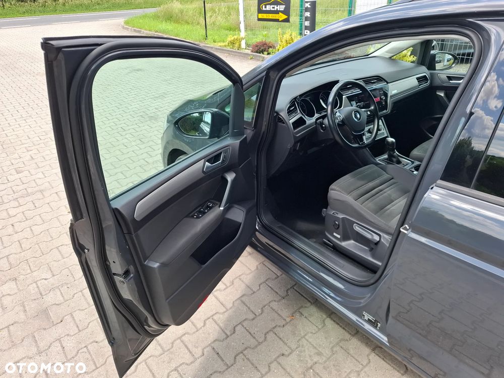 Volkswagen Touran - 10