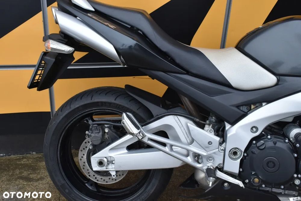 Suzuki GSR - 6