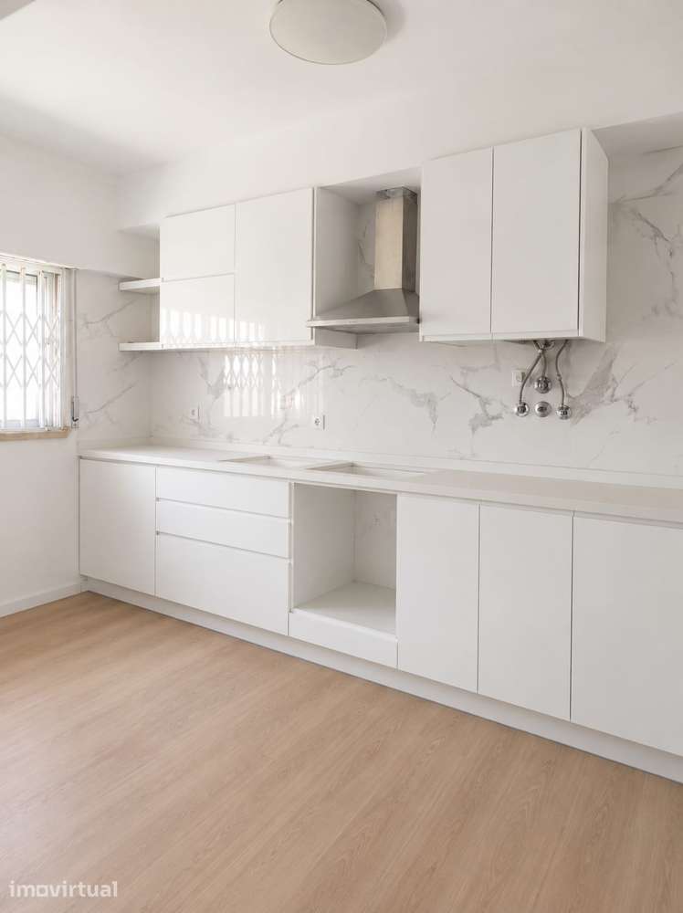Apartamento T2 remodelado (r/c) com uma arrecadação generosa - Grande imagem: 2/19