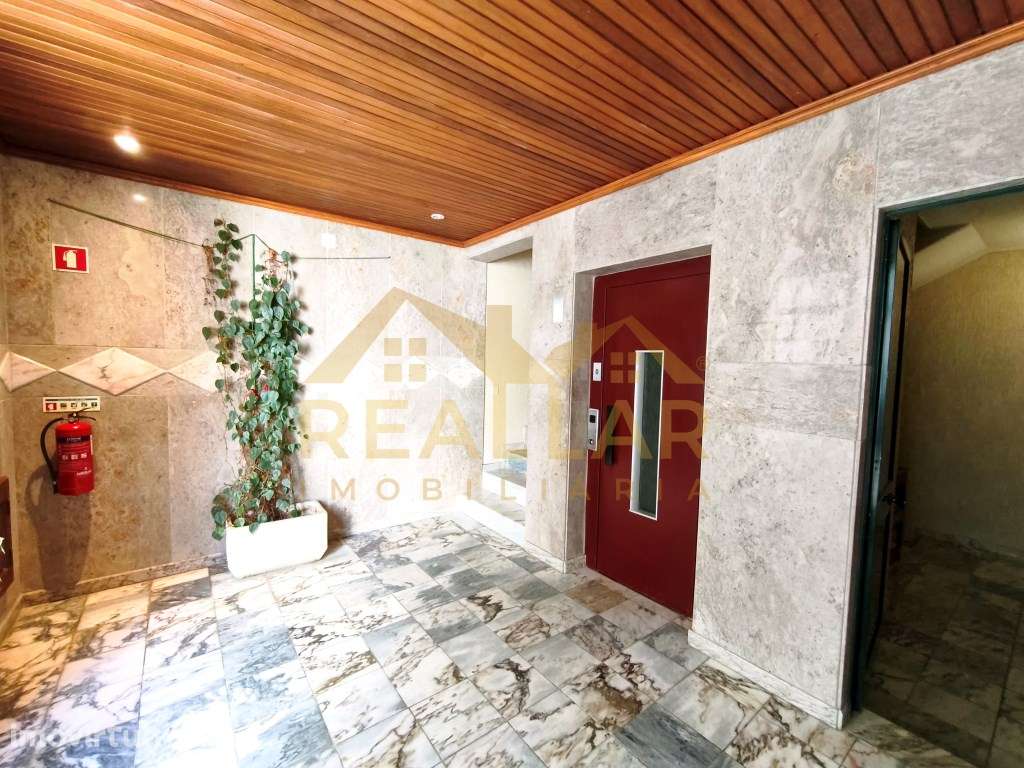 T2 com elevador e garagem fechada. Primeira linha do mar. - Grande imagem: 3/27