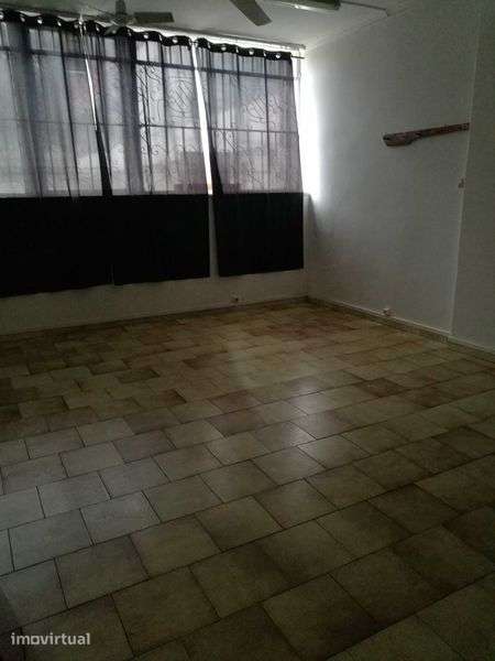 Loja em galeria no Areeiro - Grande imagem: 2/5