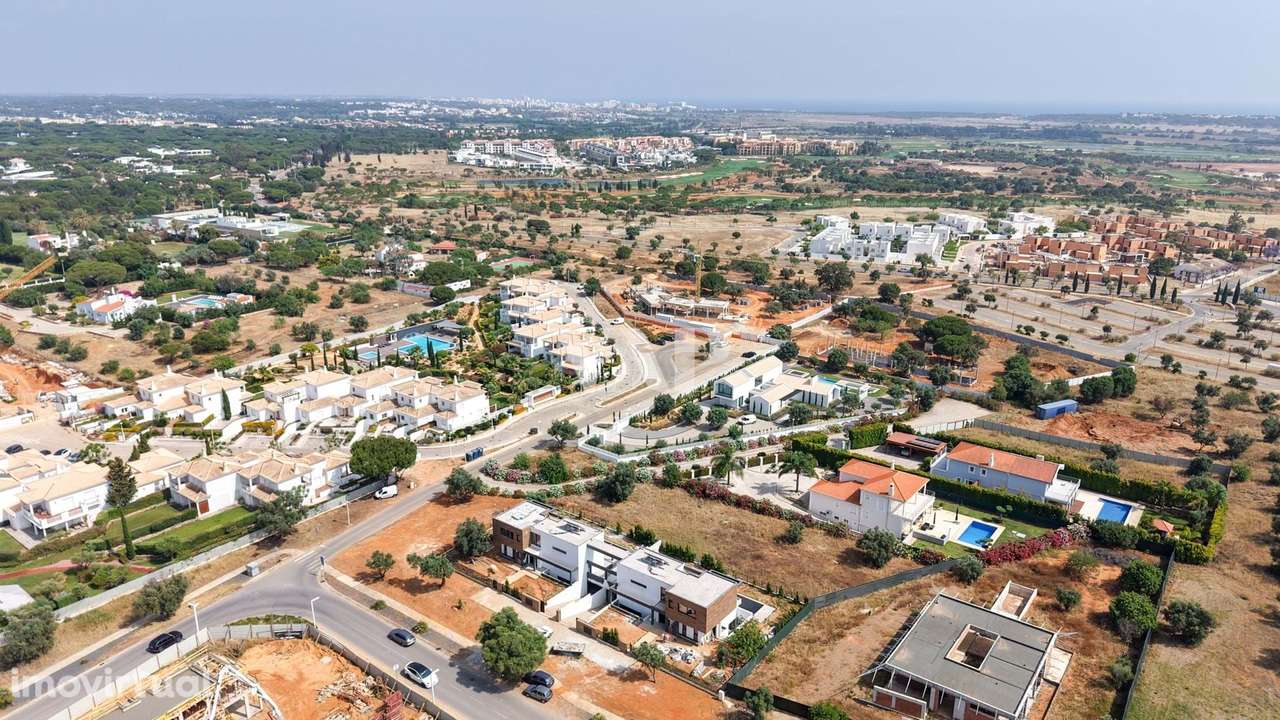 VILAMOURA - Moradia em banda V3 +1 no estilo contemporâneo - Grande imagem: 2/34