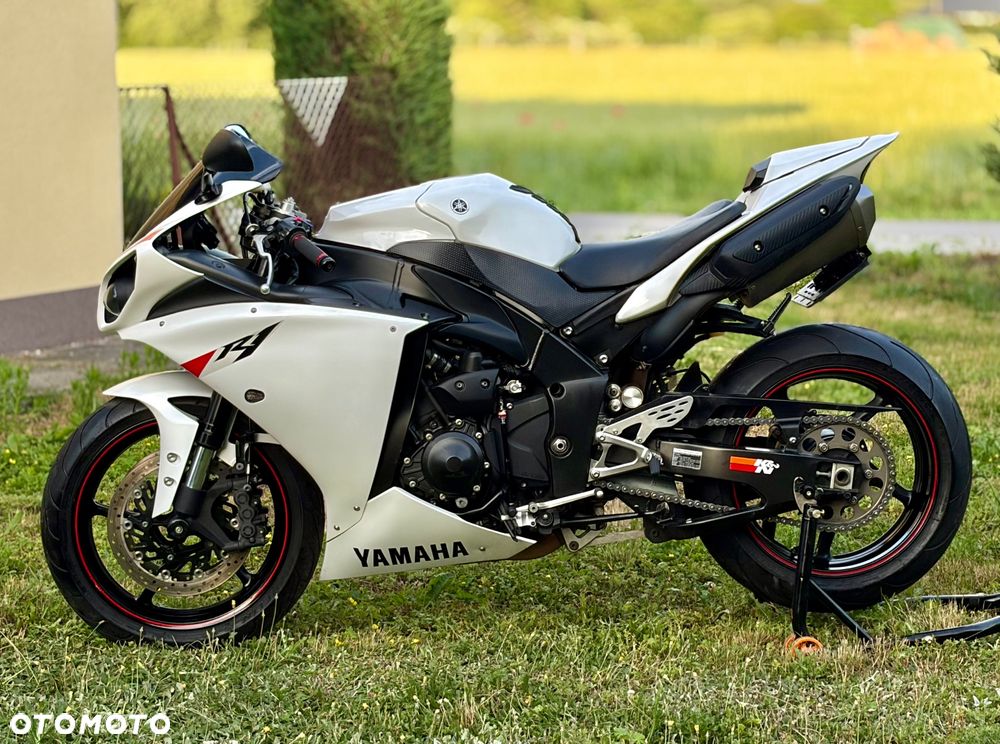 Yamaha R1 - 6