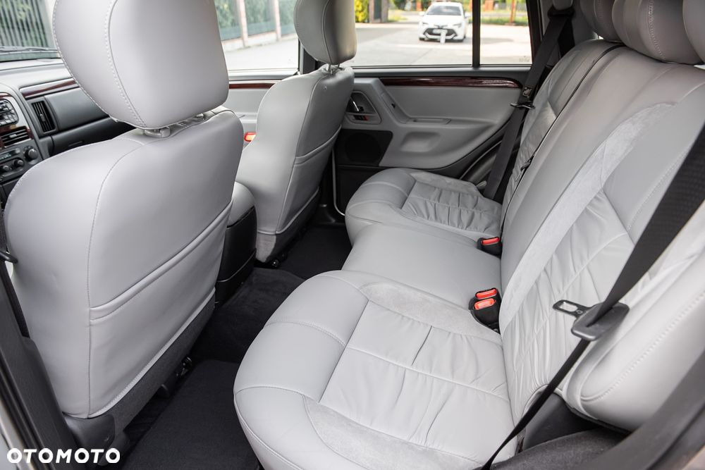 Jeep Grand Cherokee - 24