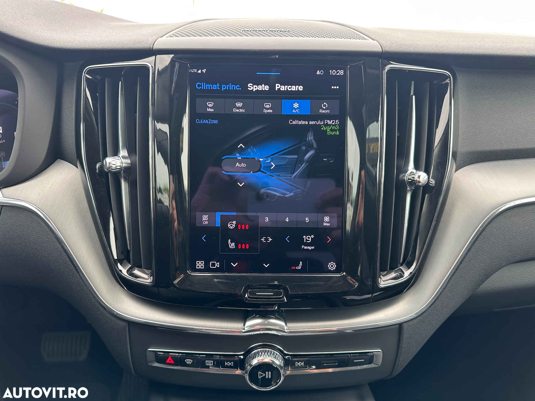 Volvo XC 60 B4 MHEV AT8 FWD Momentum Pro - 32