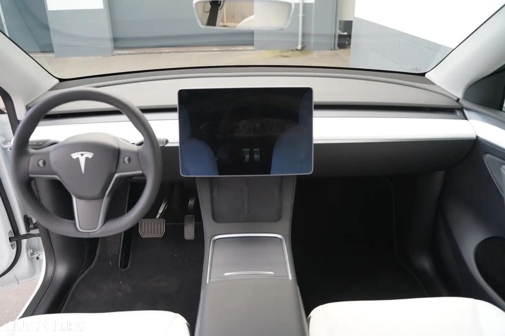 Tesla Model Y Long Range Dual Motor AWD - 12
