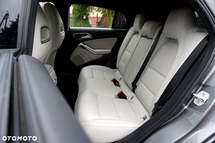 Mercedes-Benz CLA 180 Peak Edition - 24