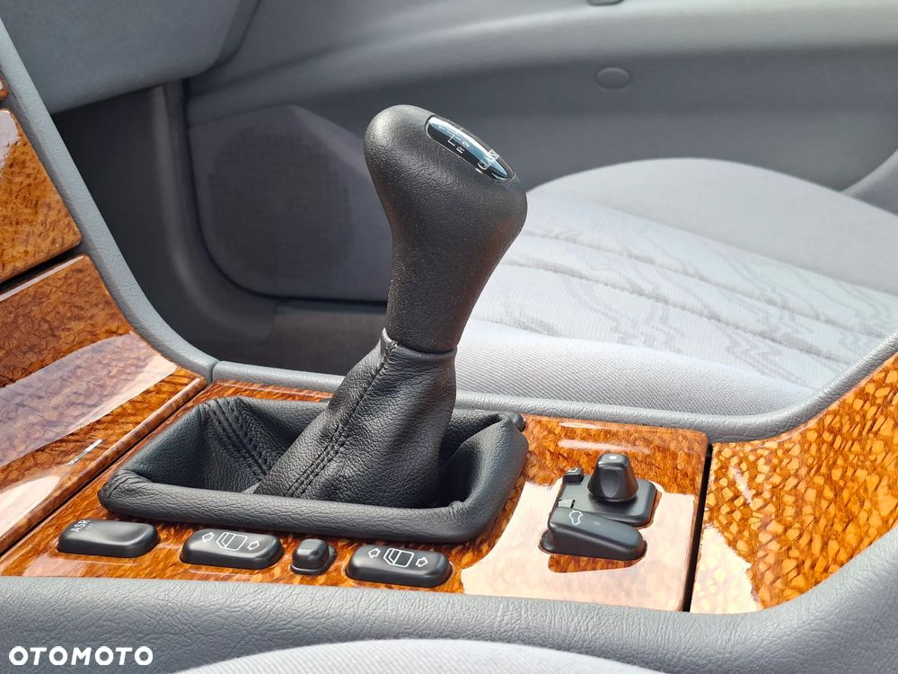 Mercedes-Benz Klasa E 240 Classic - 14