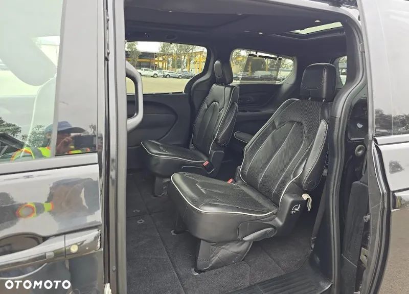 Chrysler Pacifica - 11
