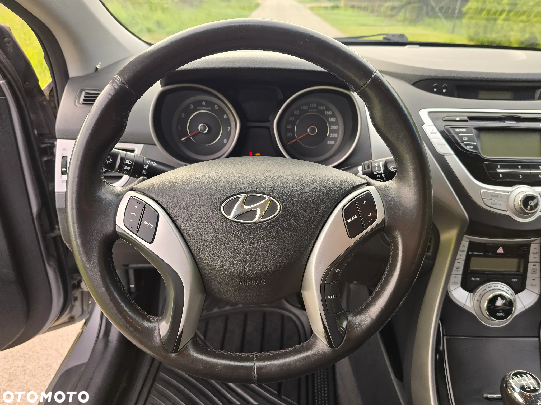 Hyundai Elantra 1.6 Comfort - 24