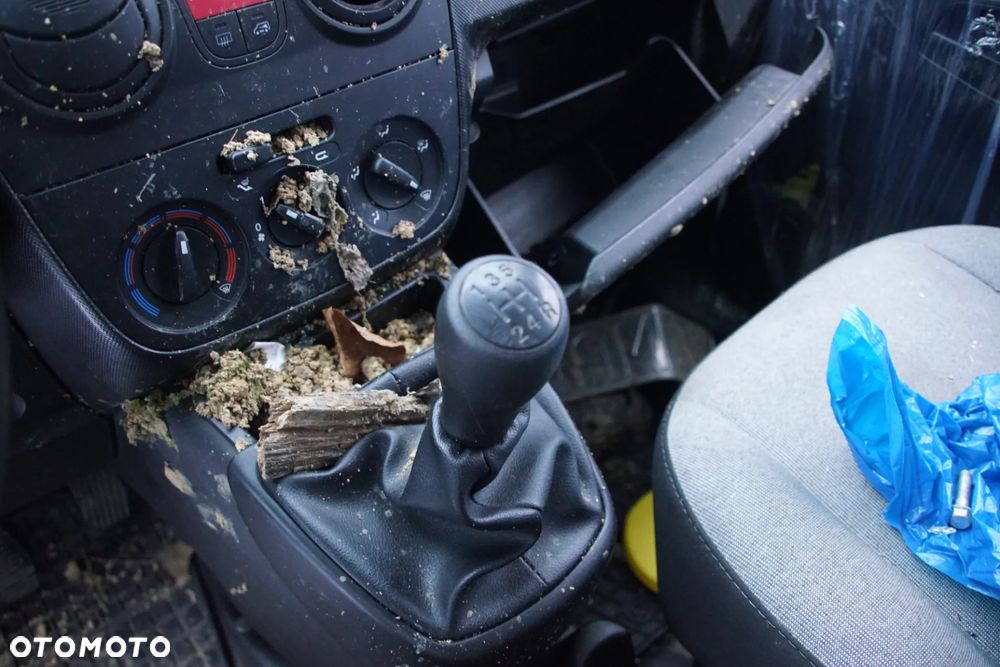 Auto na części - Fiat Fiorino III Lift 1.3 Multijet 73504436 46342387 249 2022R Silnik Skrzynia Drzwi Maska Błotnik Zderzak Szyba Lampa Klamka Deska Kokpit Sterownik Moduł Czujnik Licznik Wyświetlacz Panel Kierownica - 14