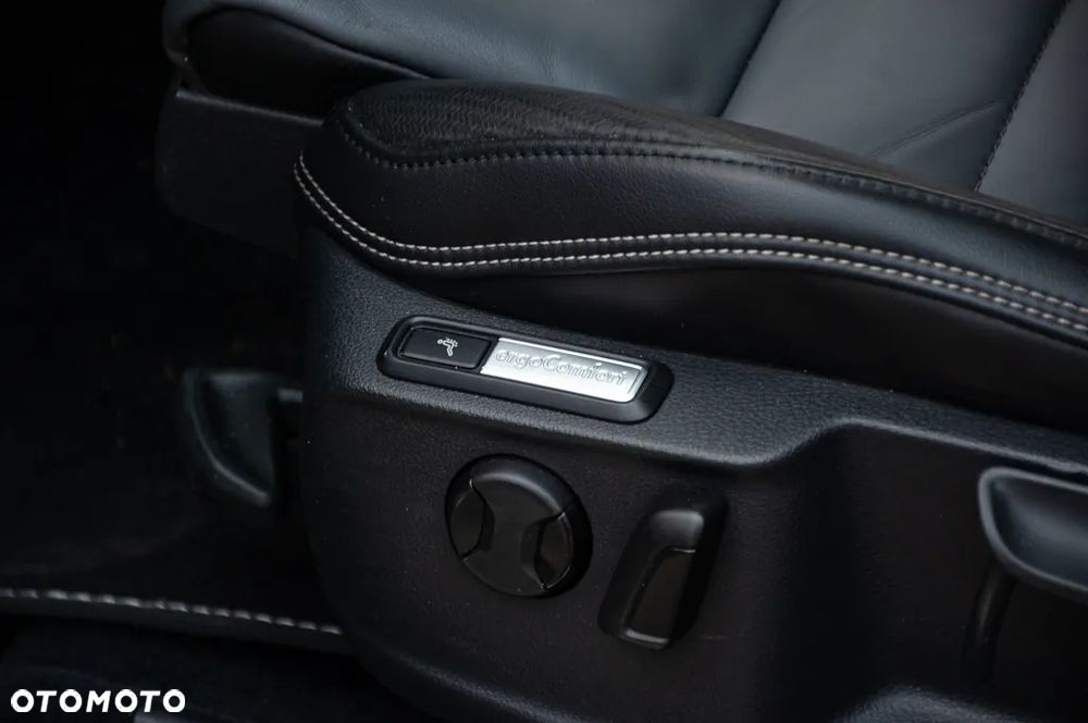 Volkswagen Passat 2.0 TDI SCR 4Motion DDG Highline - 29