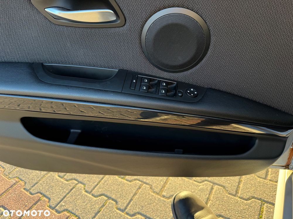 BMW Seria 3 318d DPF Touring Edition Sport - 12